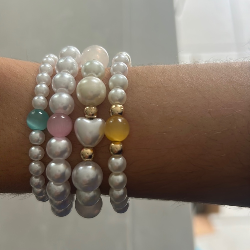 4 bracelets - Picture 2 of 6